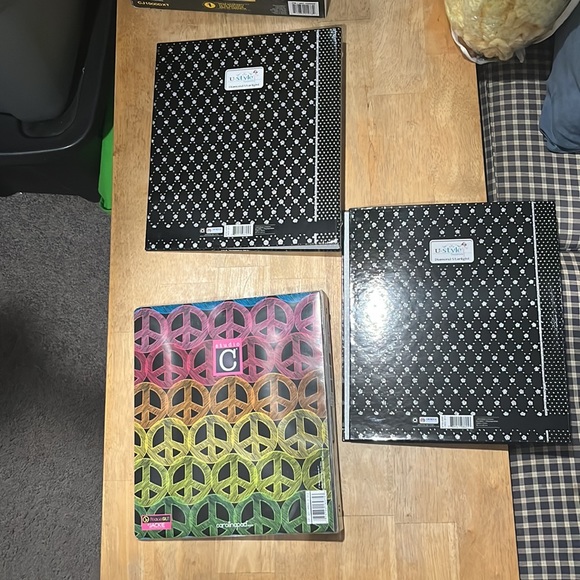 3 new binders and 3 new folders - Picture 3 of 8
